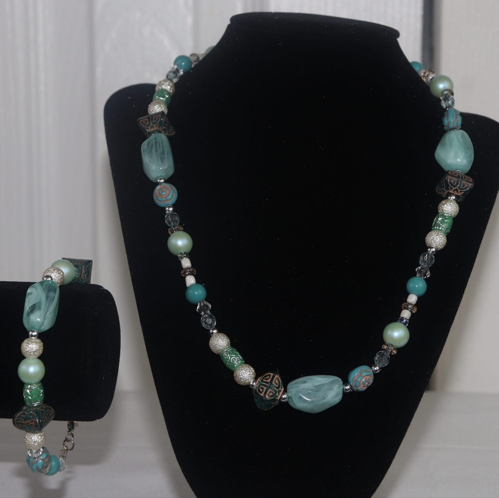 Elegant Beaded Necklace and Bracelet Set